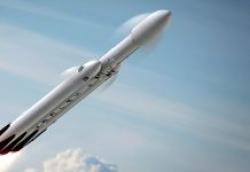 Elon Musk testa com sucesso o foguete mais potente do mundo